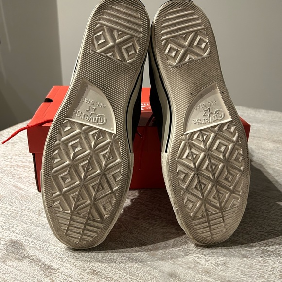 Converse Chuck Taylor Suede Size 10 Used Perfect Condition Only Worn Once!! - Picture 3 of 5